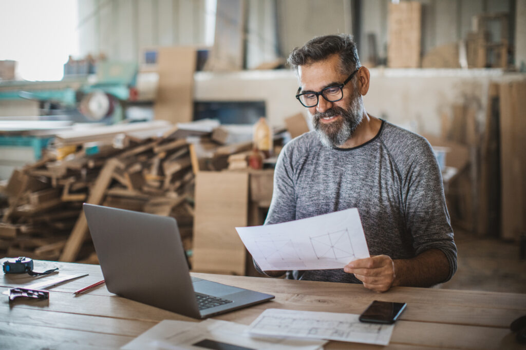 Photo d'un entrepreneur en train de travailler sur son ordinateur