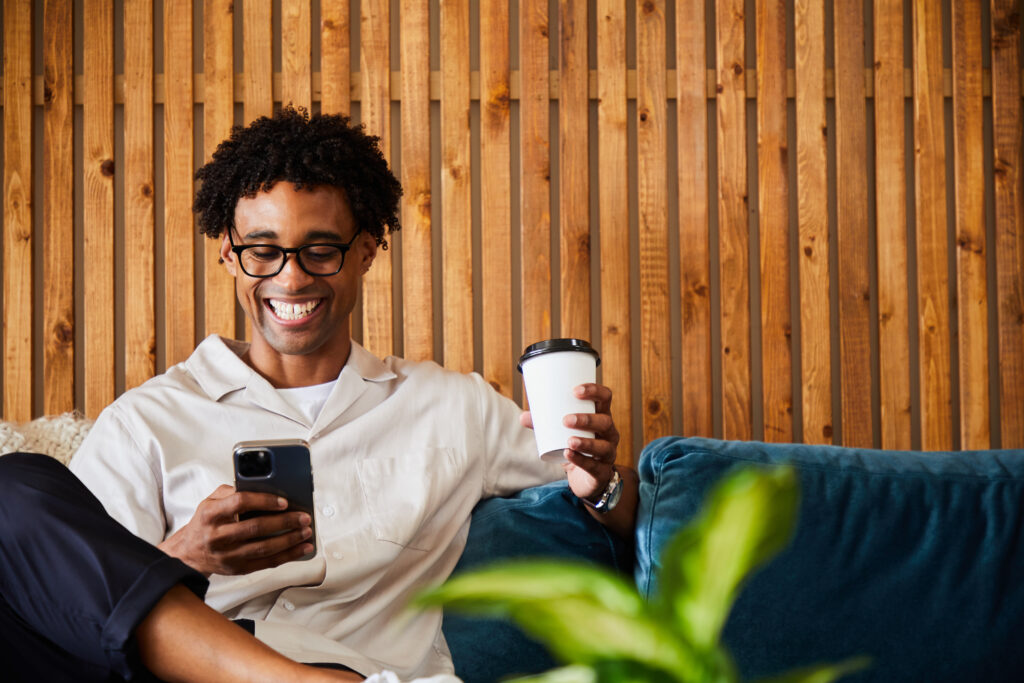 Photo d'un entrepreneur en train de gérer son activité sur son smartphone
