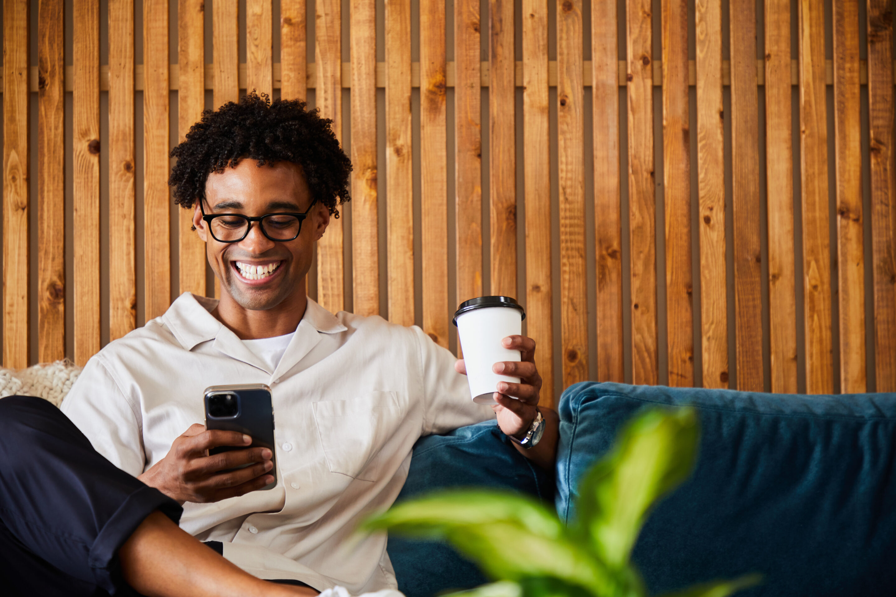 Photo d'un entrepreneur en train de gérer son activité sur son smartphone