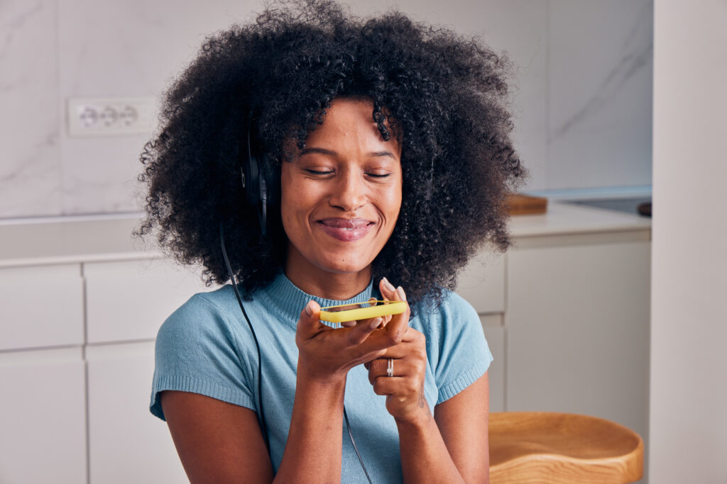 Photo d'une femme entrepreneur en train de dicter un devis sur son app BIM! by cegid