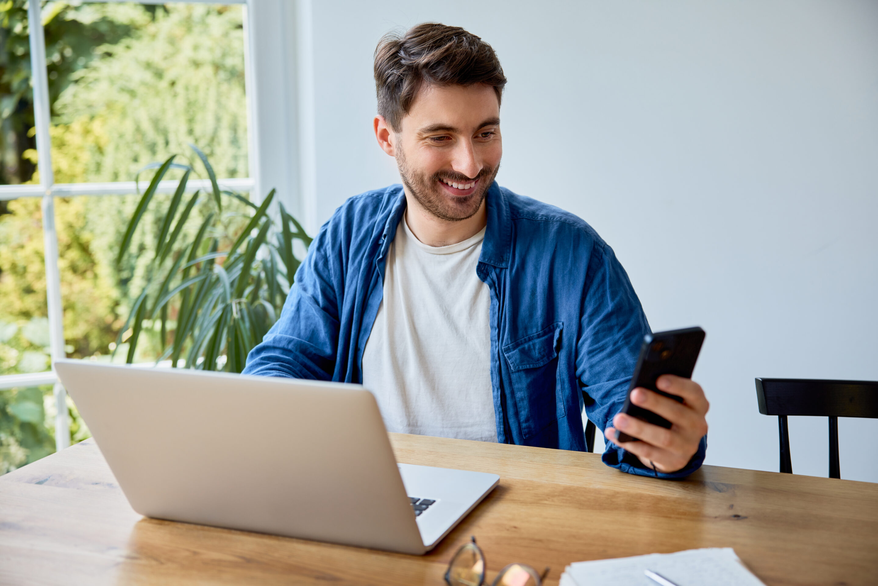 Photo d'un entrepreneur en train de gérer son activité sur son smartphone